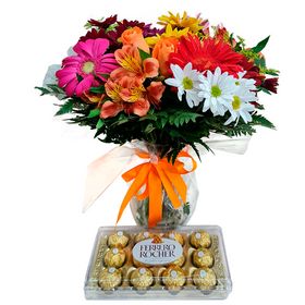 Buqu� de flores do campo no vaso com chocolate