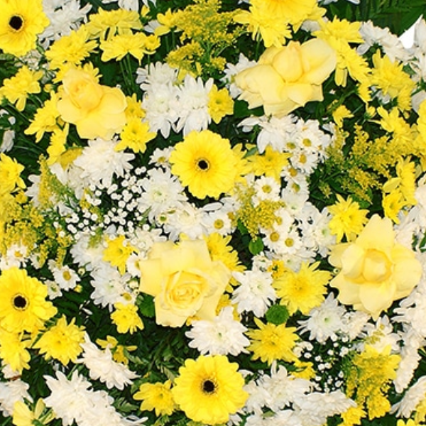 Coroa de flores naturais branca e amarela P