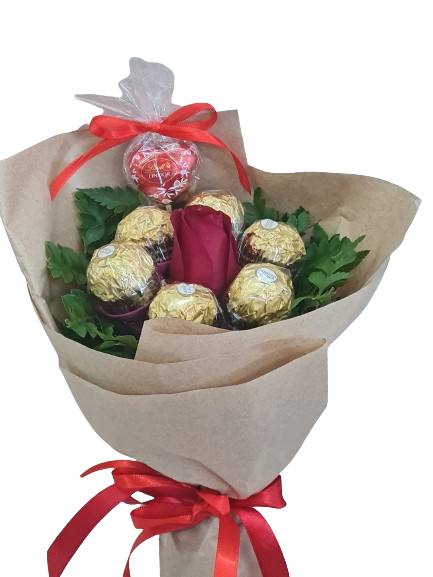 Buqu� com rosa unit�ria e bombons