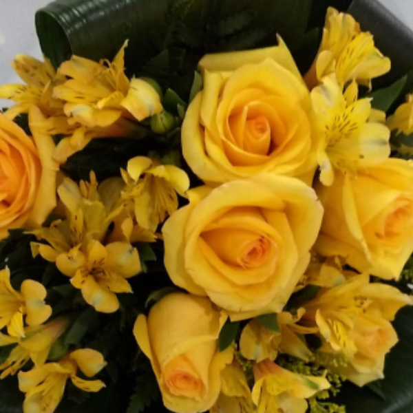 Buqu� de rosas e altroemerias