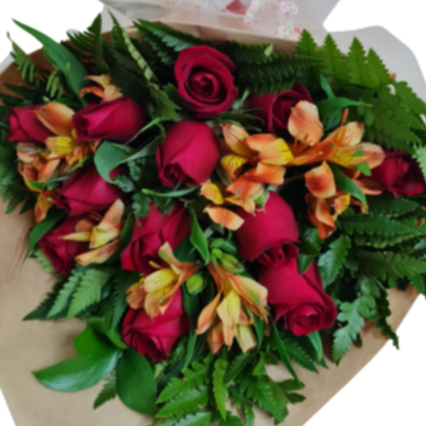 Ramalhete de rosas e alstroemerias